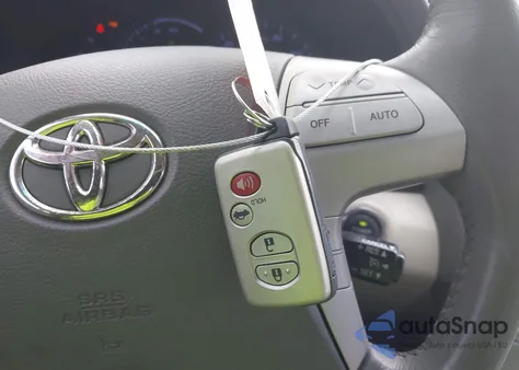 2010 Toyota Camry Hybrid z USA, uszkodzony, nr VIN 4T1BB3EK2AU112108